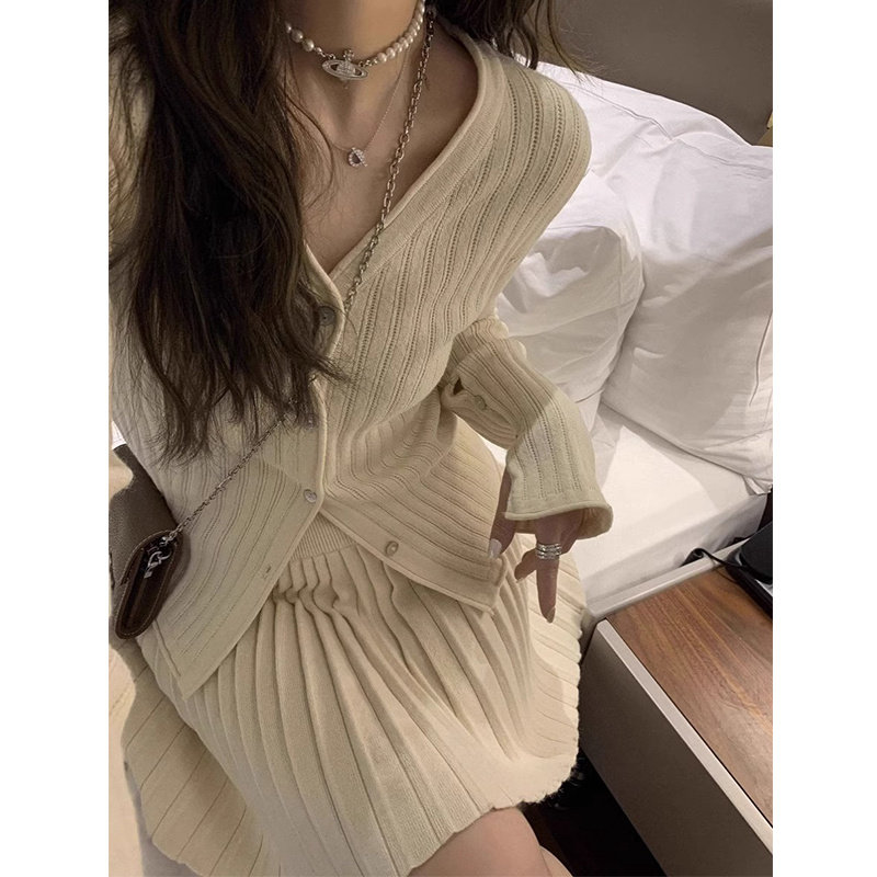 显瘦针织衫收腰短裙别致套装女