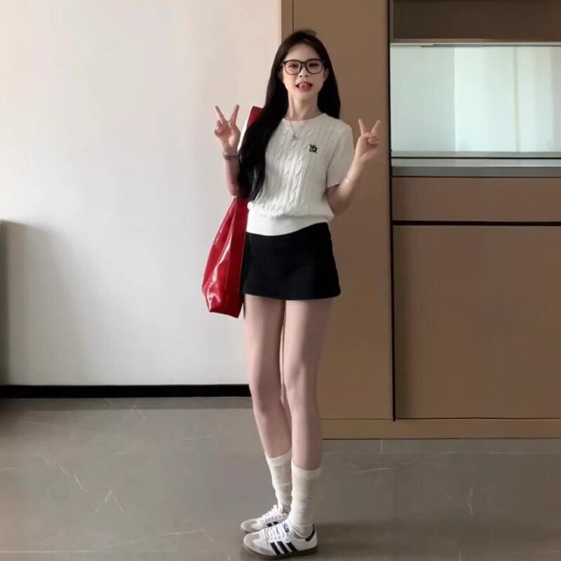 白色针织上衣半身短裙女