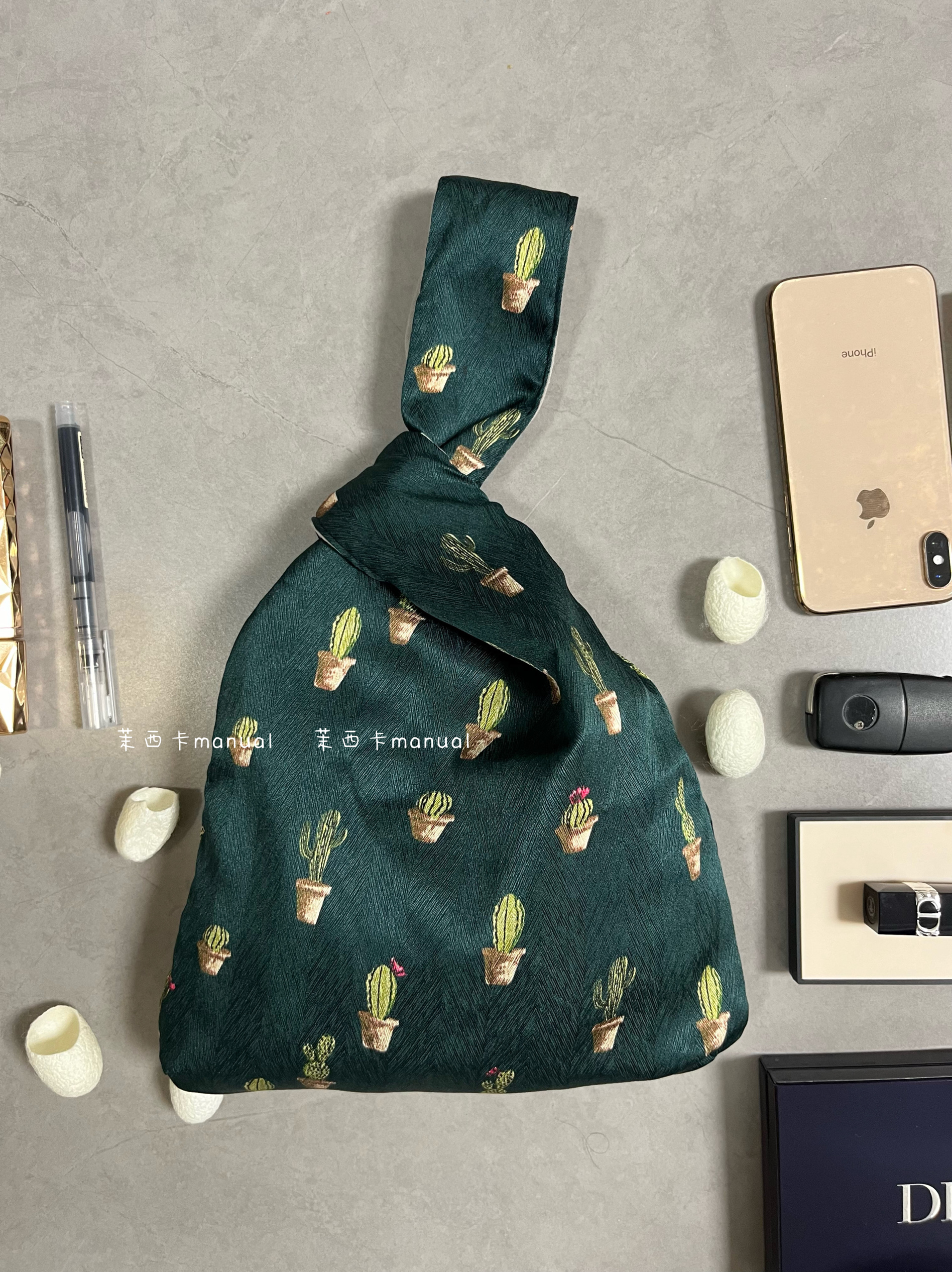 纯手工真丝包桑蚕丝女大容量新中式艺术感墨绿仙人掌手腕包定制