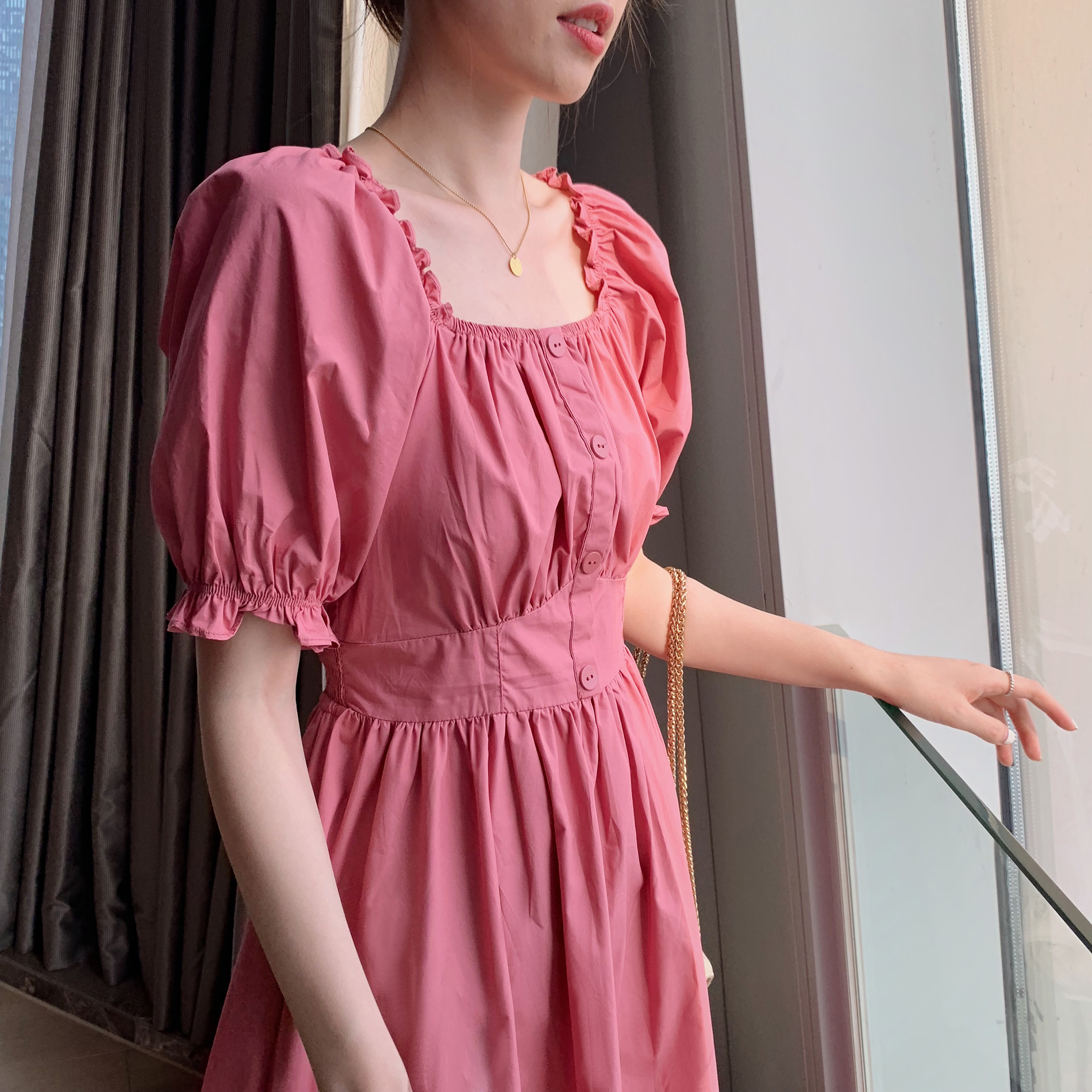 法式木耳边方领连衣裙女夏新款短袖桔梗泡泡袖粉色气质显瘦a字裙