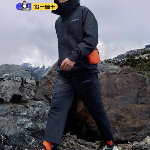 阿迪达斯户外徒步登山防风冲锋衣