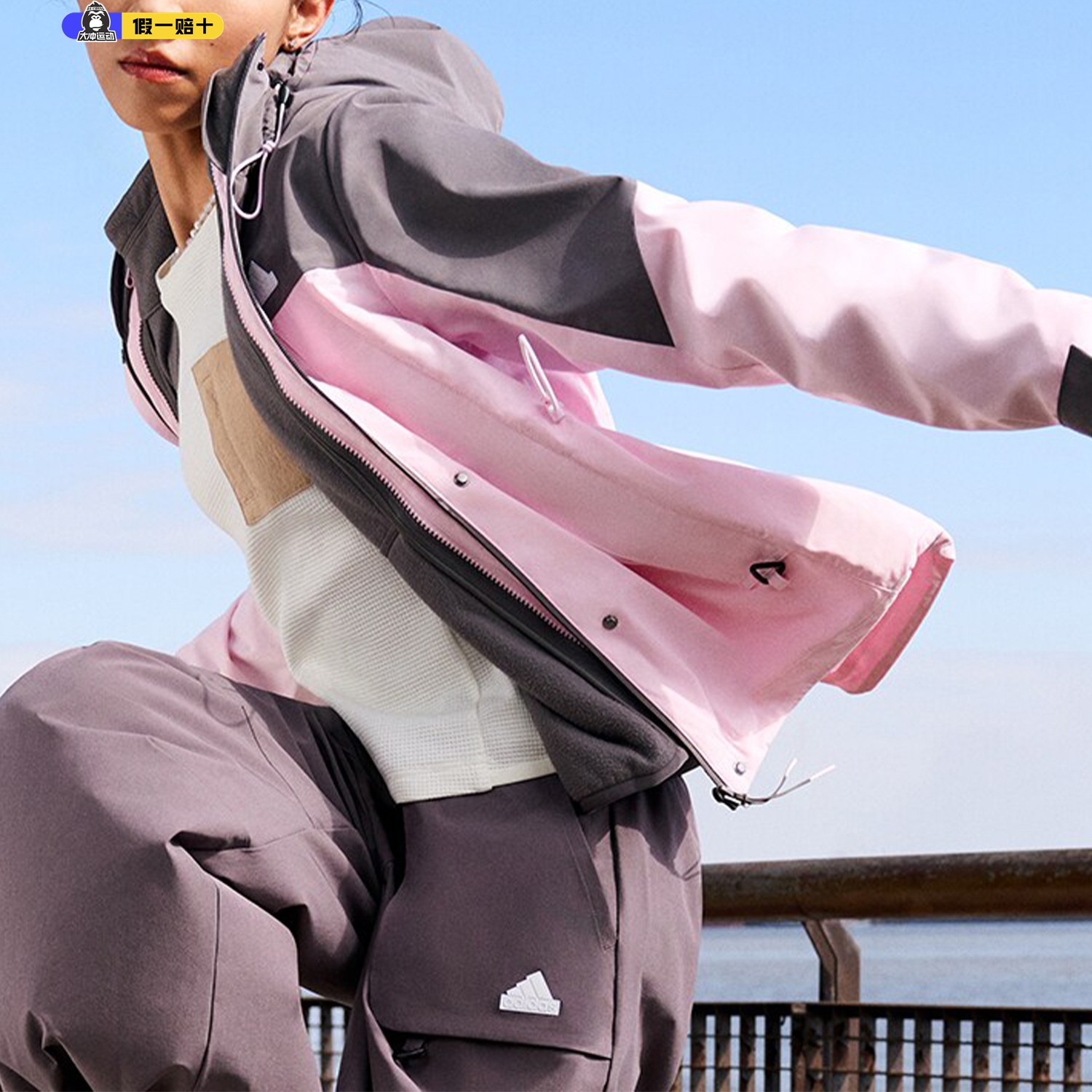 阿迪达斯三合一抓绒内胆冲锋衣女
