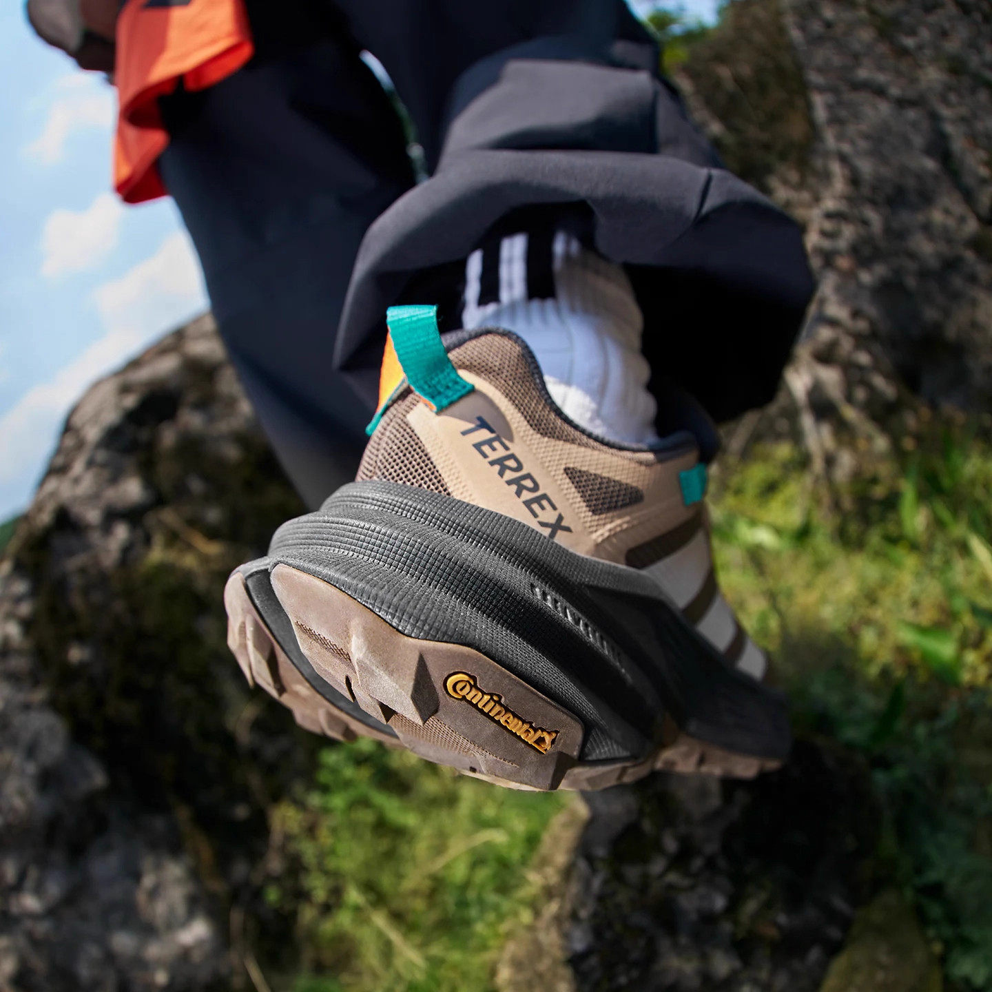 adidas阿迪达斯正品户外徒步鞋2025秋季防滑耐磨不累脚男女运动鞋