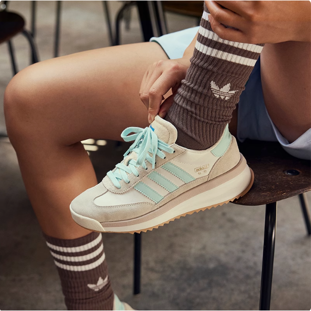 阿迪达斯三叶草女子运动鞋