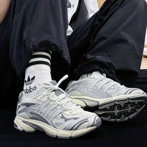 adidas休闲跑步鞋男女同款