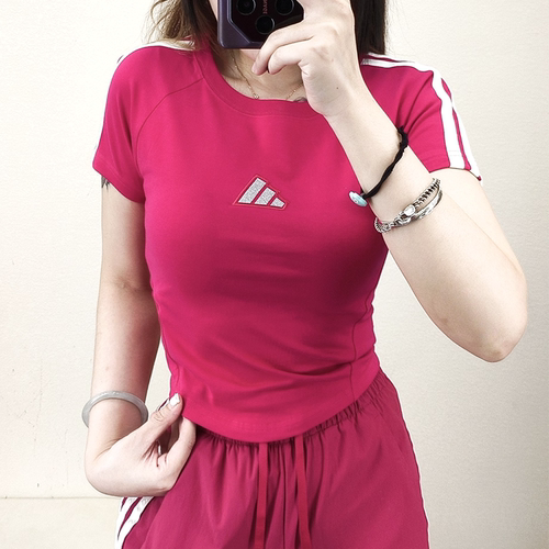阿迪达斯女高腰短款撞色条纹T恤