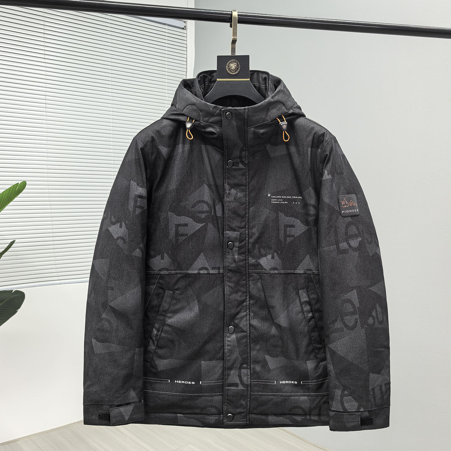 H余单 撤柜90白鸭绒厚实保暖连帽迷彩休闲男士羽绒服厚外套潮男