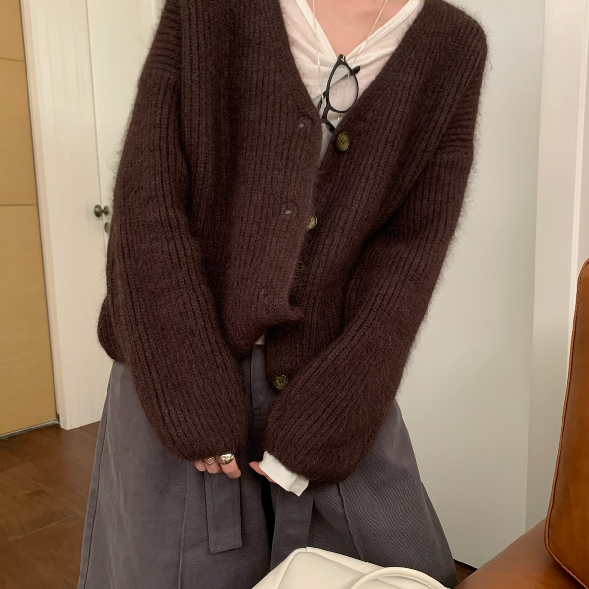 Jin cover-冬上新韩系简约款V领加厚毛衣针织开衫（含33兔毛）C31