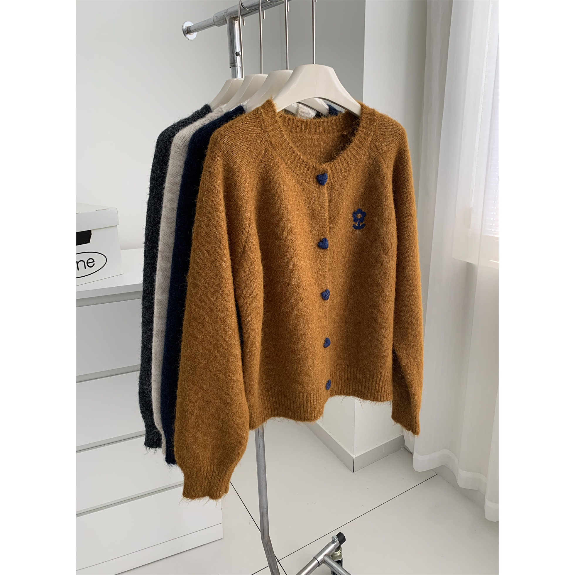 洋气复古爱心扣圆领毛衣外套