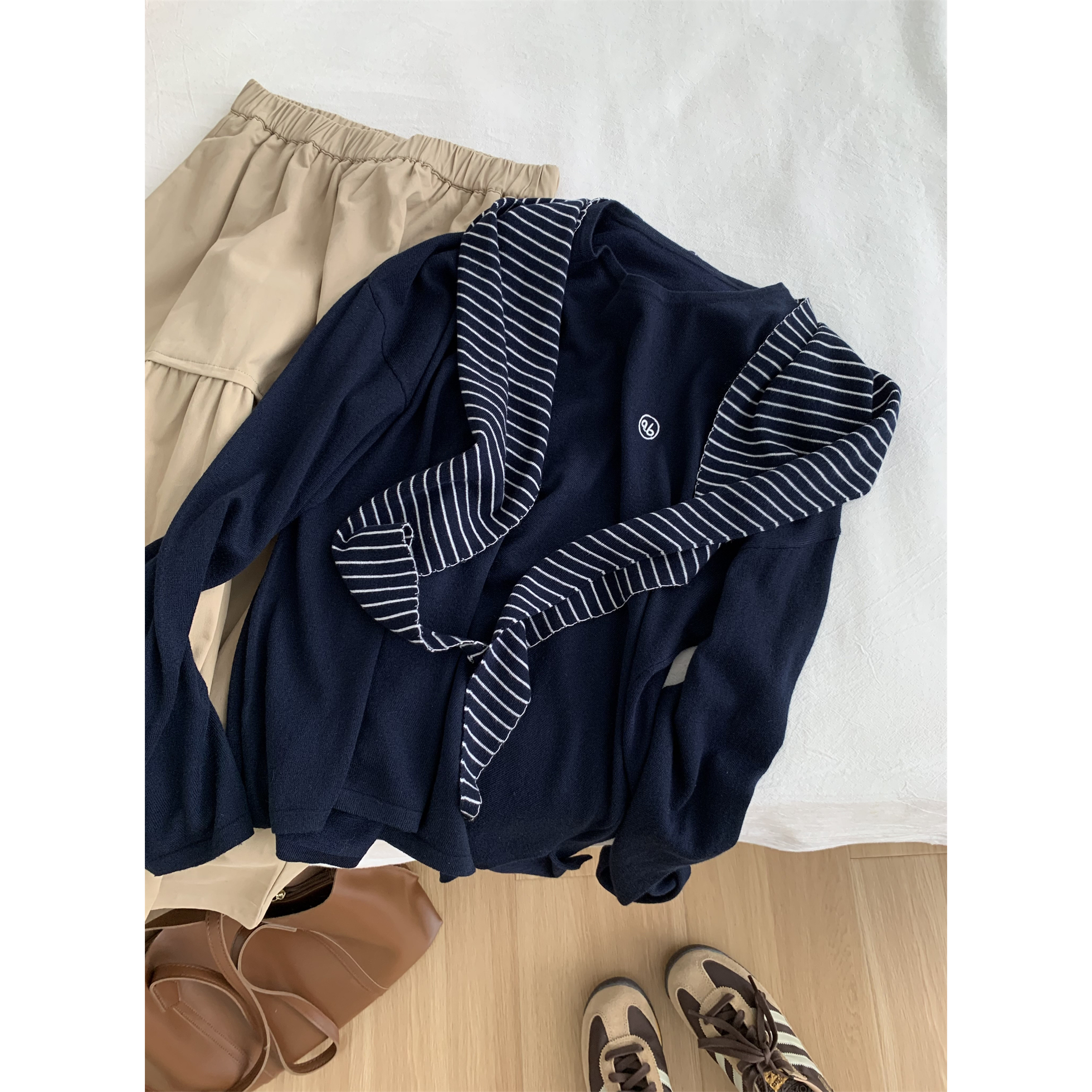 韩系慵懒带条纹披肩针织衫两件套