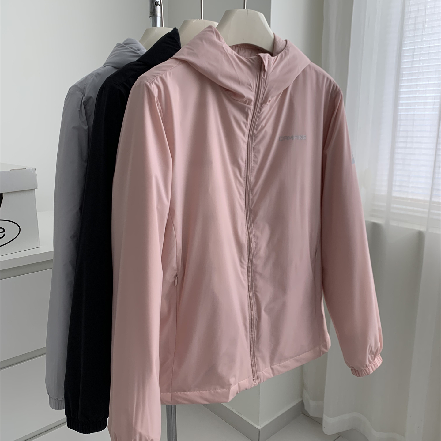 户外运动风薄款羽绒外套女极简韩版纯色连帽拉链开衫冲锋衣2025冬