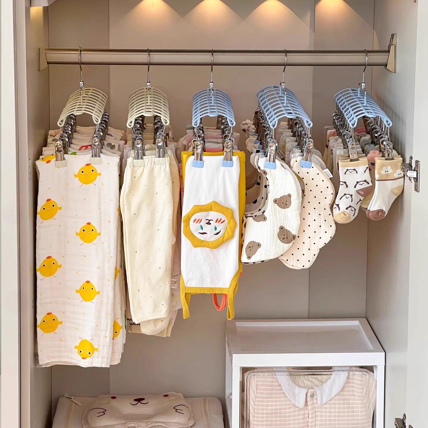 婴儿衣柜收纳神器宝宝口水巾袜子挂钩多夹子儿童衣架家用晾晒衣架