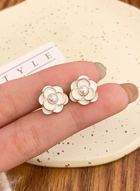 S925银针温柔气质高级感白色花朵耳钉小众设计感新款耳夹耳环C049