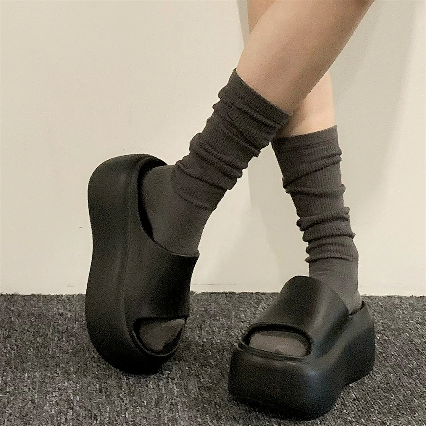 细细条增高8cm厚底足弓拖鞋女