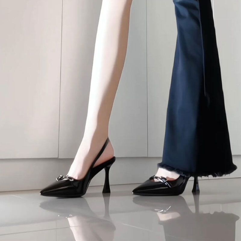 黑色高跟鞋女设计感小众气质名媛铆钉漆皮小猫跟一字扣带包头凉鞋