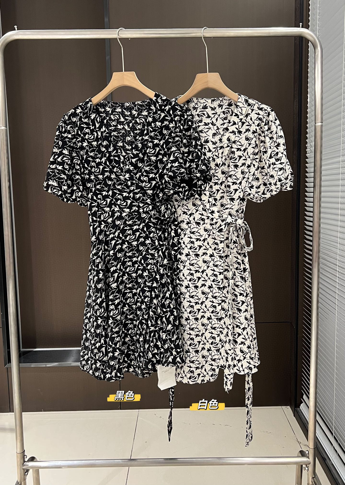唇蔻ES60521特价单排扣碎花V领显瘦短袖连衣裙夏装新款女装