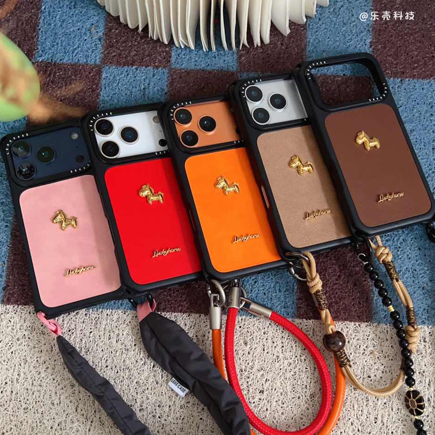 新年立体小马~适用苹果17手机壳带挂绳15斜挎可背苹果16promax四角防摔小米14懒人13手提16马年pura80情侣12