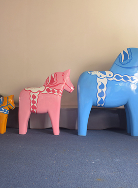 大型彩绘达拉木马卡通玻璃钢雕塑