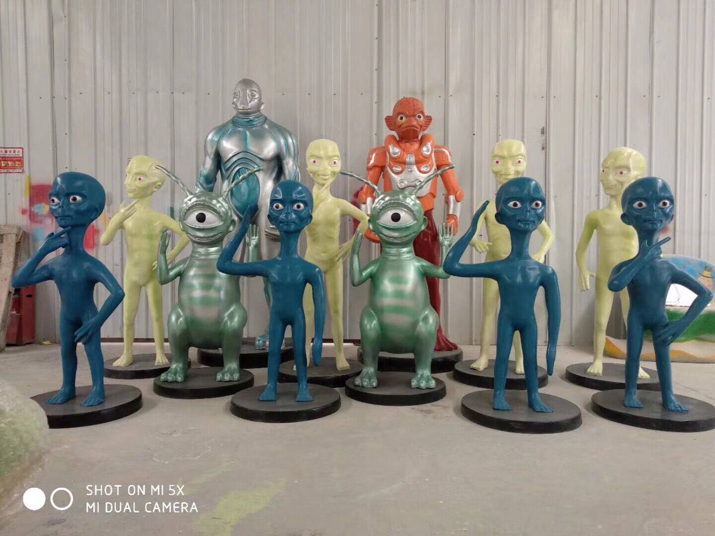 定制玻璃钢科幻人物飞碟外星人雕塑模型商场电影院DP点美陈大摆件