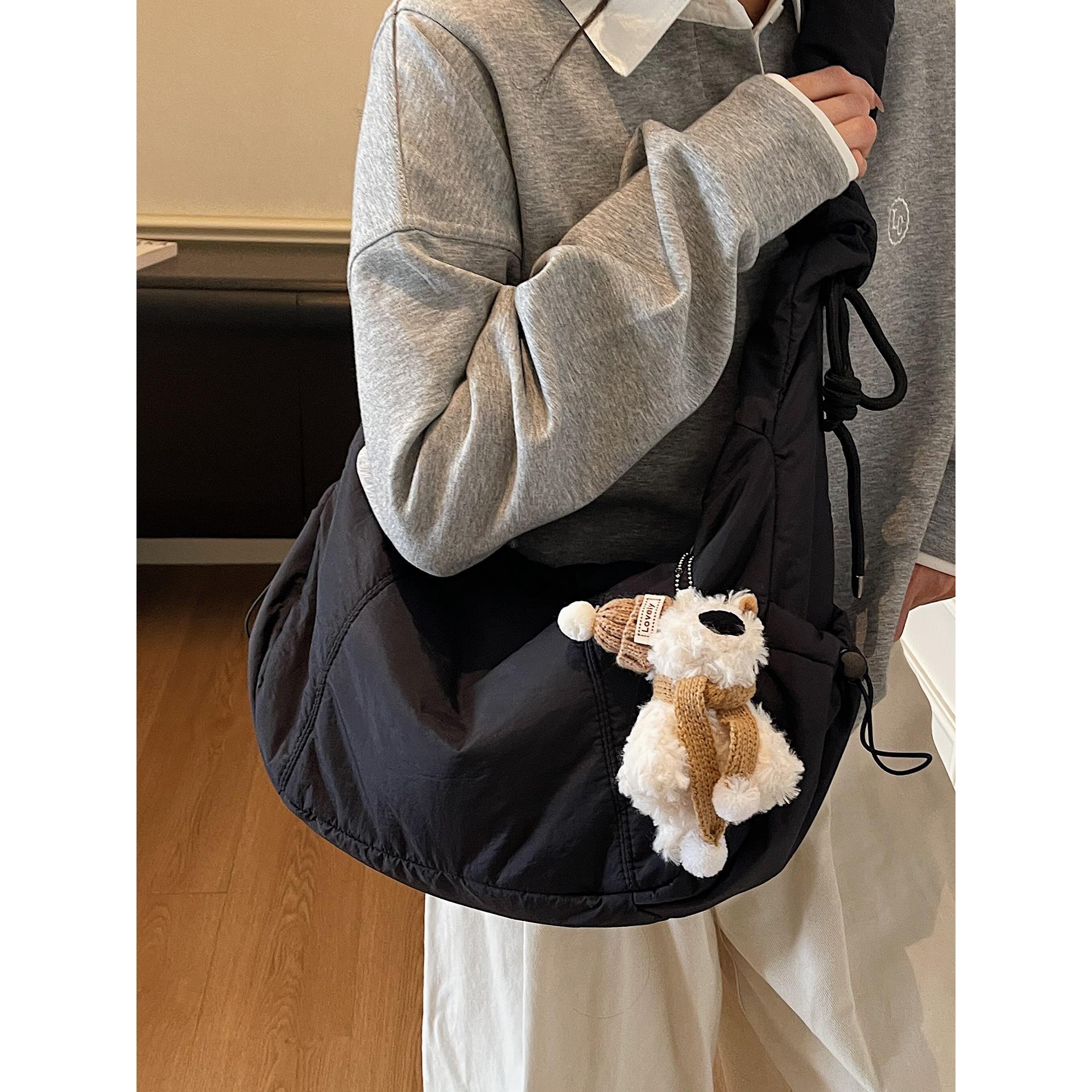 棉服布袋包女大容量2025新款秋冬休闲小众设计感斜挎包通勤饺子包