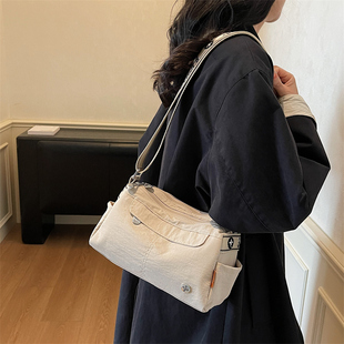 高级感2025新款女士轻便大容量斜挎单肩包通勤防水枕头包休闲布包