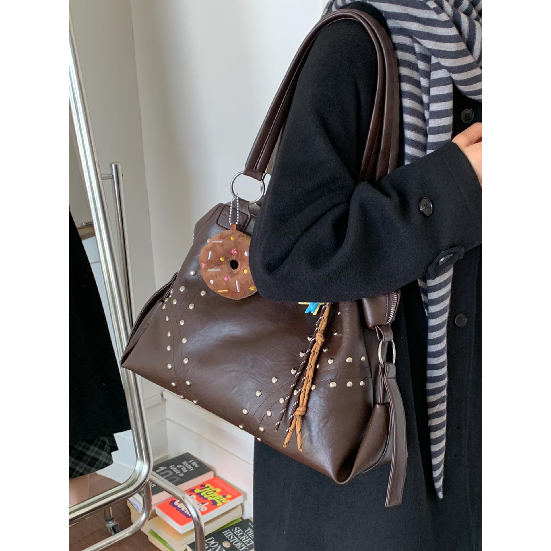 铆钉覆古包包女大容量2025新款秋冬休闲单肩腋下包上班通勤托特包