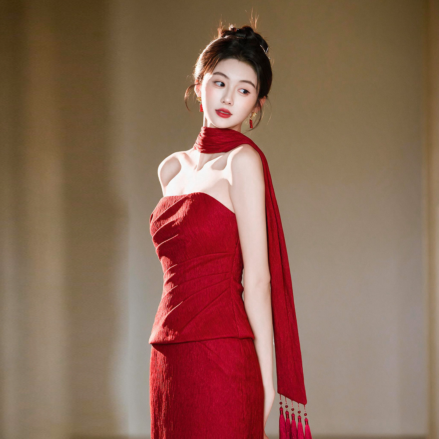 新娘红色新中式订婚抹胸修身礼服图片