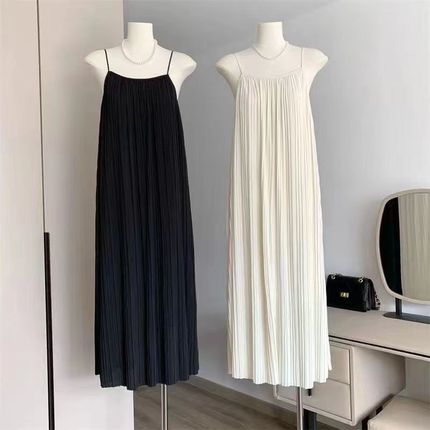 夏季2024新款高级感吊带连衣裙气质韩版简约垂感百搭显瘦褶皱长裙