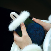 双姊妹原创香云纱貂毛外套硅胶热水袋冷热双敷随身暖手宝暖手捂