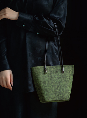 原创重磅香云纱新中式绿色龟裂纹老料桑蚕丝水桶包单肩腋下手提包