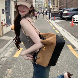 2025新款 高级感小香磨砂皮菱格链条单肩包水桶包撞色女斜跨腋下包