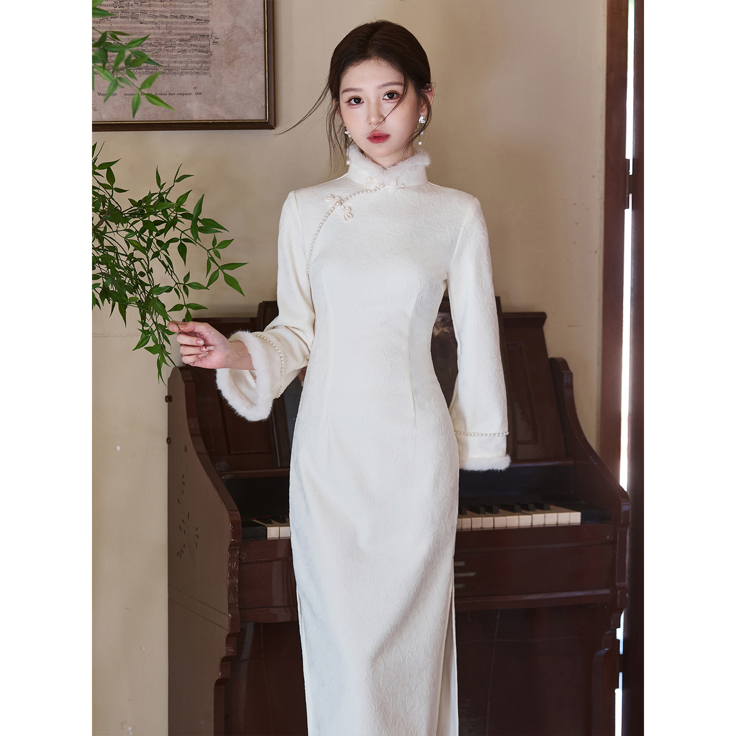 白色旗袍裙改良秋冬2025新款气质新中式年轻款长袖民国风连衣裙