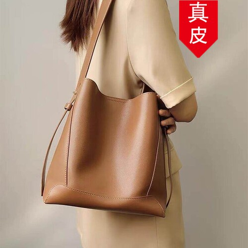 香港品牌大容量真皮百搭水桶包