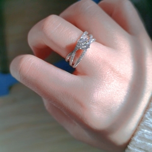 18K白金交叉缠绕高碳钻石戒指女 群钻微镶一克拉仿真钻戒节日礼物