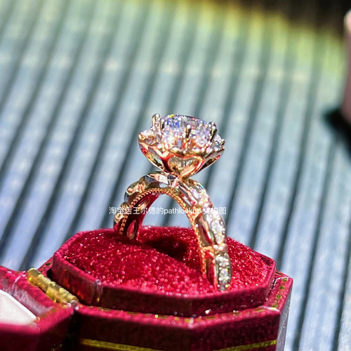 1克拉花苞高碳钻石戒指