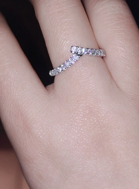 18K白金三角排钻INS风戒指女小众设计指环高碳钻石食指戒轻奢礼物