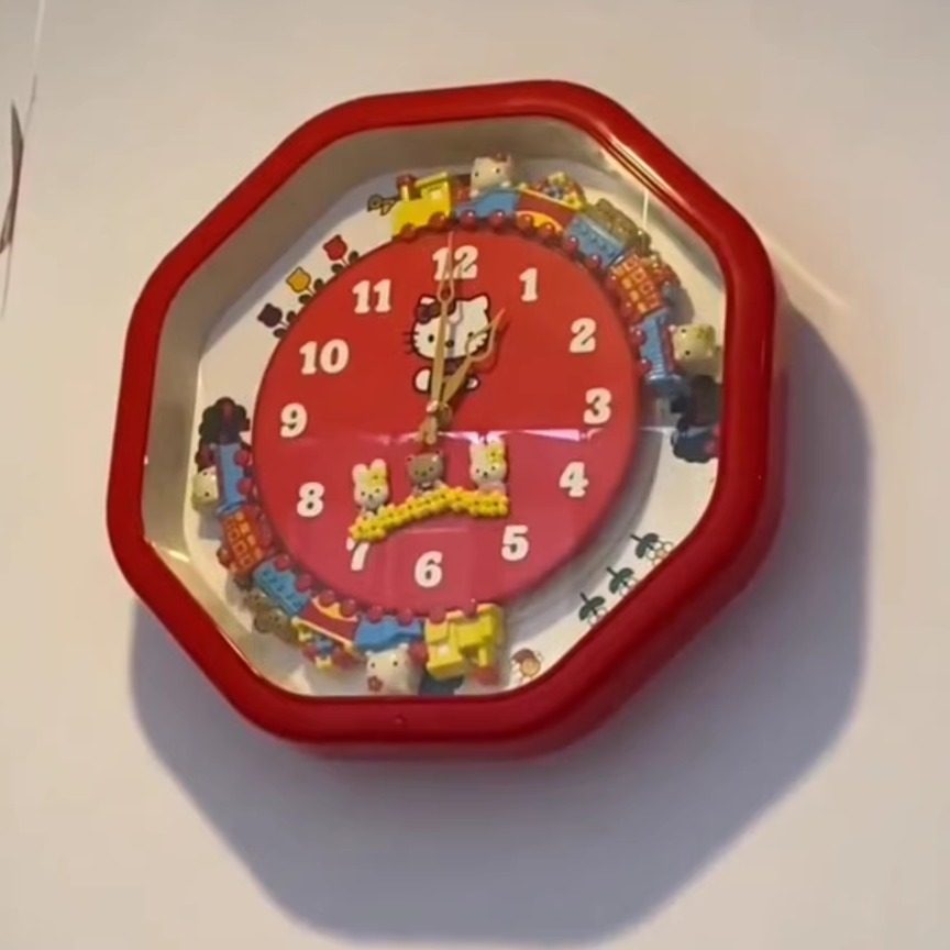 HelloKitty可爱八边挂钟火车旋转玩具时钟旋转会跑的kt小火车时钟