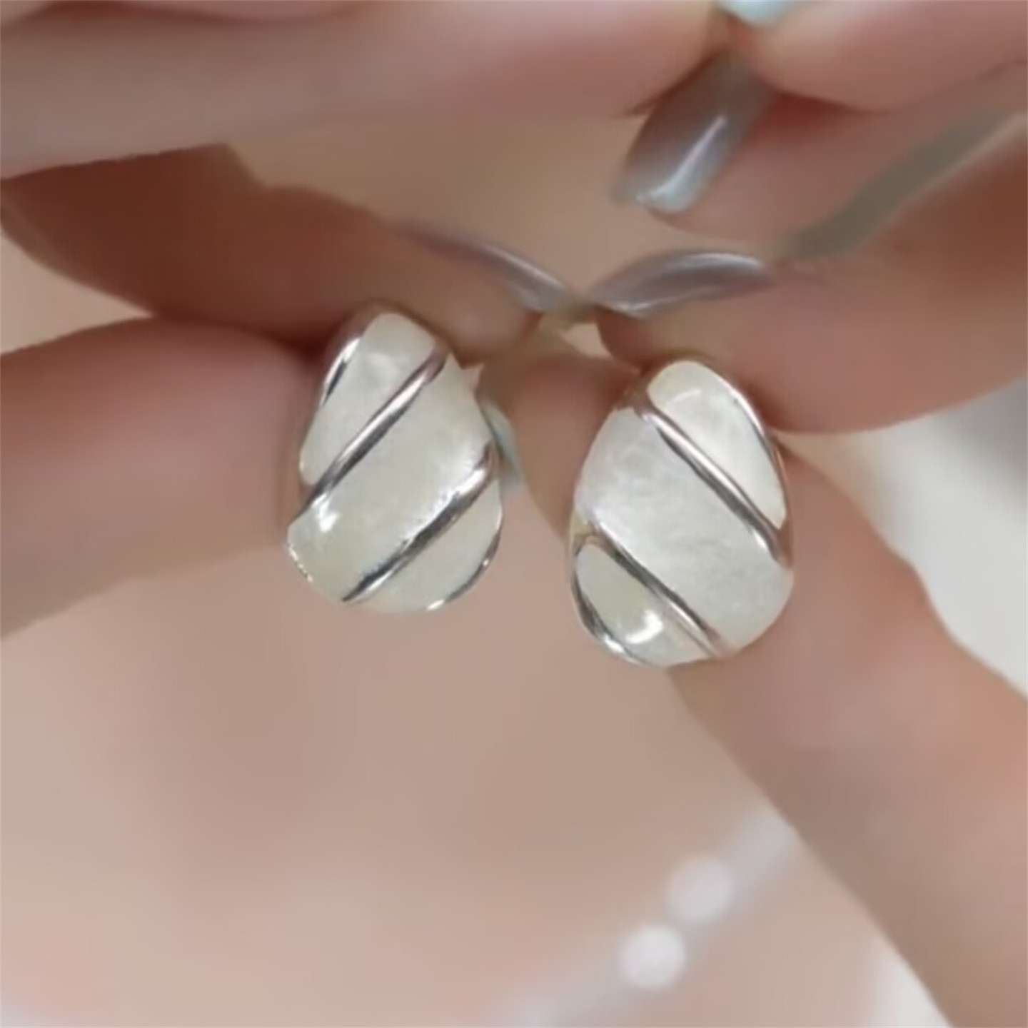 珐琅白色滴釉水滴耳钉高级感耳饰