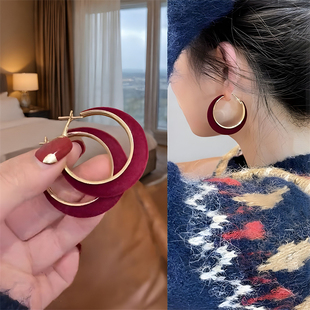 秋冬高级感耳环2026新款爆款轻奢圈圈耳圈显脸小适合冬天的耳饰女