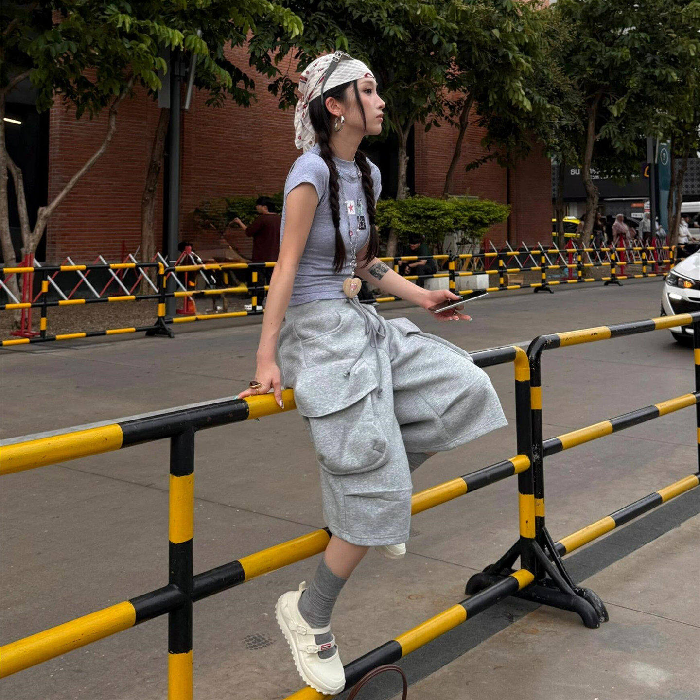 美式街头灰色运动休闲短裤女夏季薄款宽松显瘦多口袋工装五分卫裤