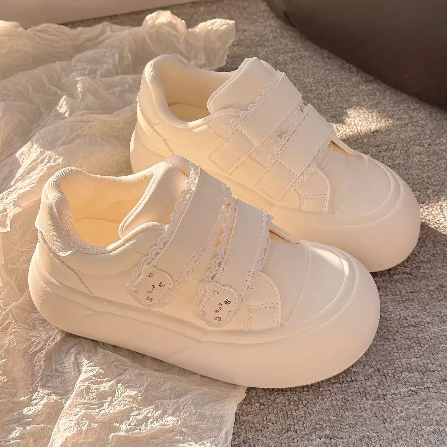 米白色圆头厚底增高魔术贴小白鞋女学生百搭面包鞋运动休闲鞋板鞋