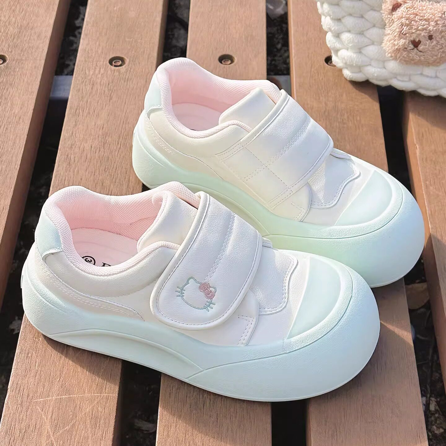 多巴胺小白鞋女2026春季新款潮鞋子配阔腿裤的大头面包鞋厚底板鞋