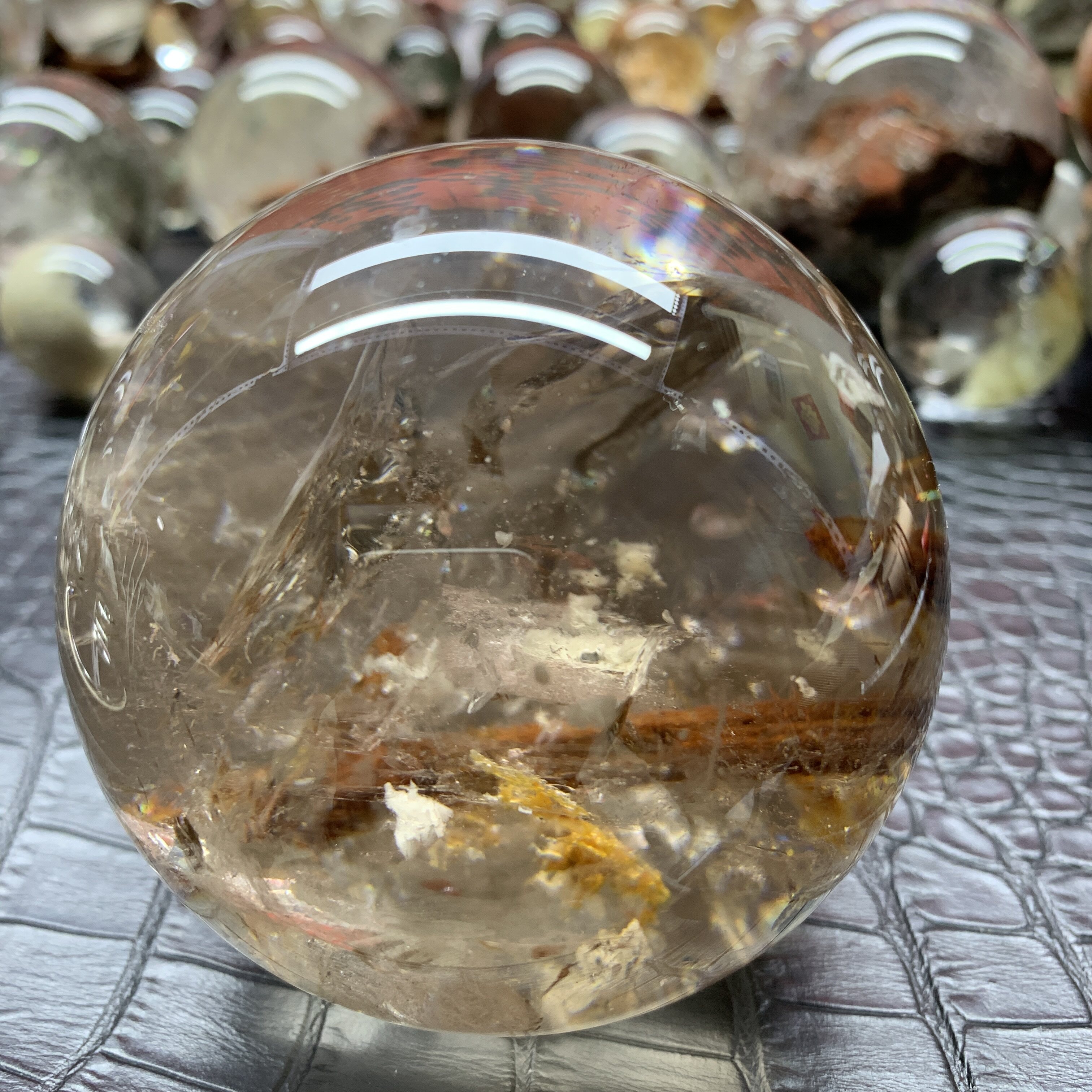 天然水晶包裹碧玺柱子方解石共生矿水晶球摆件直径74.2毫米