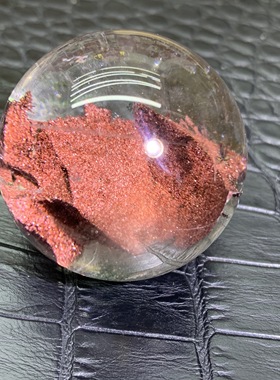 天然红幽灵水晶球红金沙矿石水晶球摆件直径34.7毫米细沙软糖星光