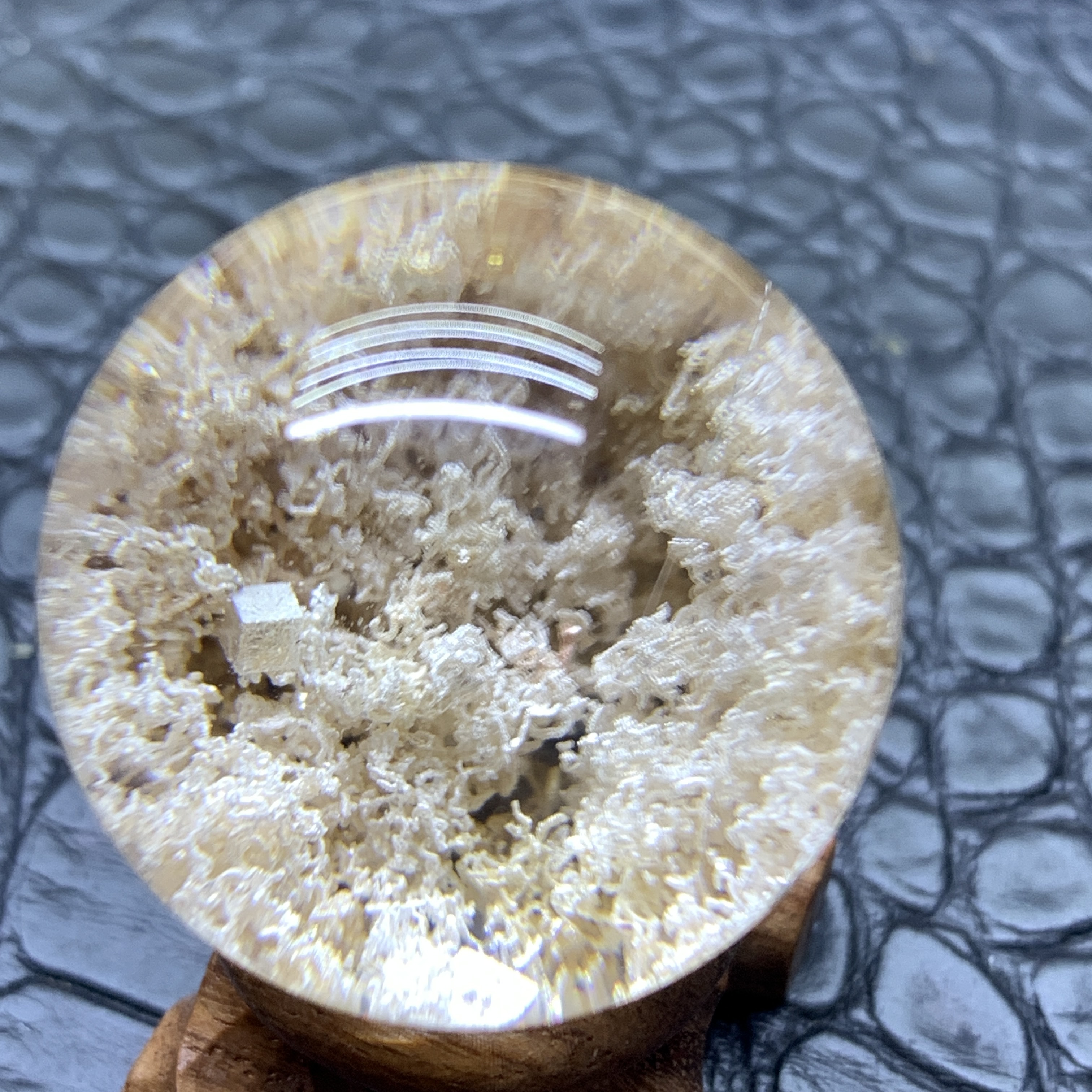 天然巴西龙幽灵聚宝盆方解石矿石共生发晶水晶球摆件直径28.1毫米