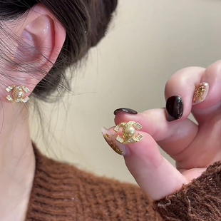 装饰字母珍珠耳钉925银针时尚女气质耳环2024新款爆款高级感时尚