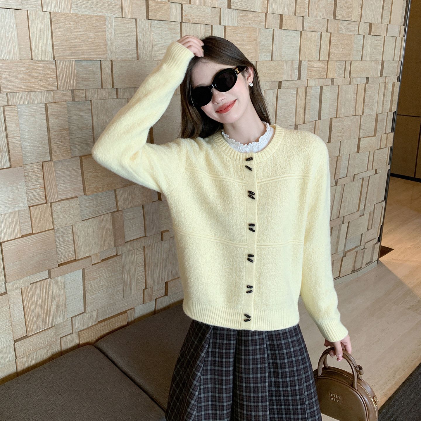 小个子甜美减龄黄色牛角扣针织衫女宽松遮肉显瘦圆领长袖上衣开衫