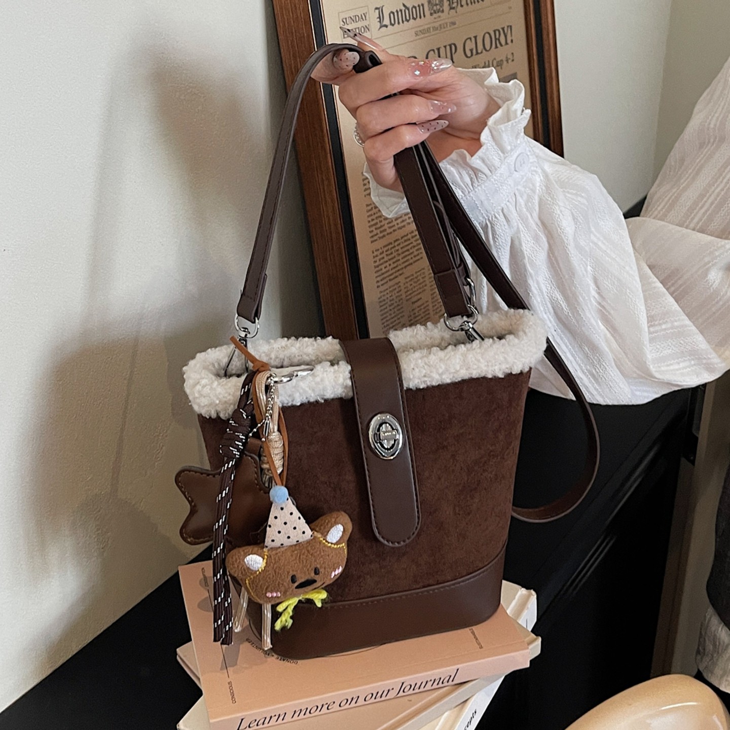 复古小众麂皮绒包包2025新款时尚百搭女式超火毛茸茸水桶包