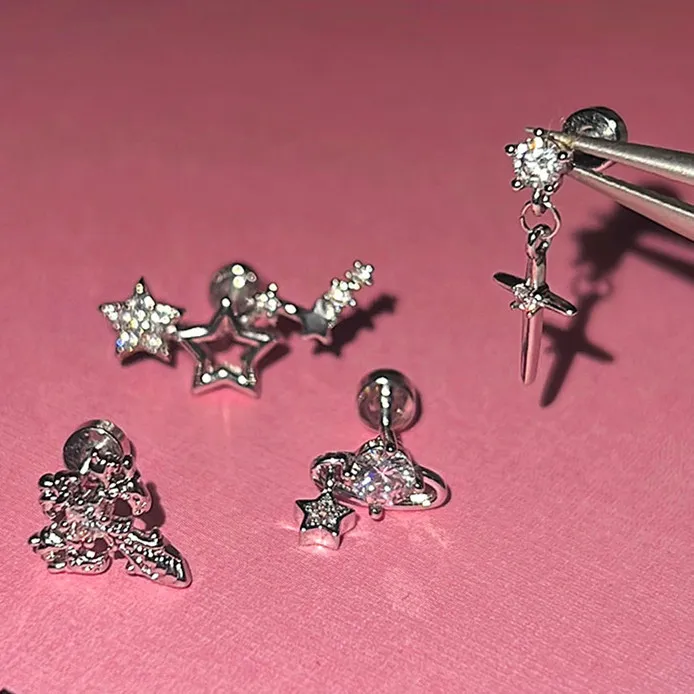 闪耀流星耳骨钉钛钢十字架锆石耳蜗钉星球吊坠个性小众高级感耳饰
