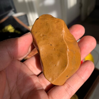 天然鸡油黄秋梨皮沙漠漆原石把玩件重117.1克雕刻出精品戈壁奇石